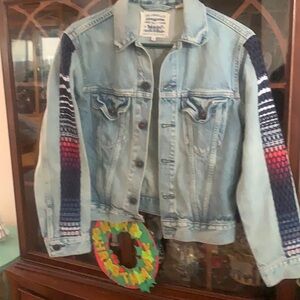 Levi jean jacket size xs sleeves has design woven ranch look